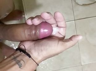 Masturbándome en la ducha, hasta llenarlo de lechita