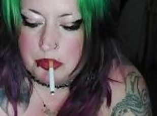 Ta grosse voisine fume une cigarette en jouant avec ses gros seins piercs