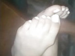 me hace la paja con los pies tarde en la noche