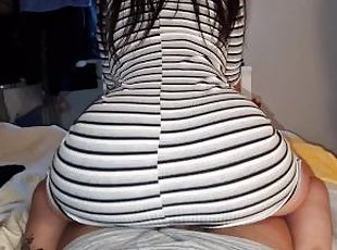 A MI NOVIA LE GUSTA PRACTICAR TWERK SALTANDO ENCIMA DE MI POLLA EN VESTIDO CORTO SEXY