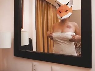 Mexicana muestra sus enormes tetas en un hotel