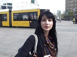 Fremder Typ fickt mich beim Date public mitten in Berlin durch und lässt mich Sperma schlucken