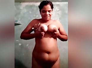 Desi Tamil Wife Bathing