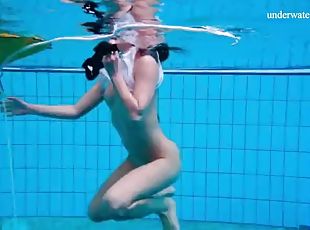 Alla birtakik shows hot pussy underwater