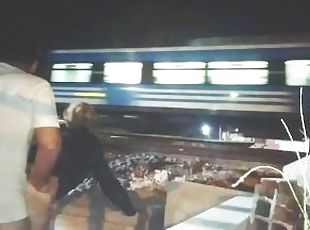 chica pide sexo en publico en vías del tren nos miran follar los pasajeros y personas camión y auto