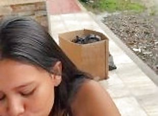 PUTITA COLOMBIANA ES PILLADA CHUPANDO VERGA EN LA CALLE