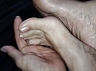 Cream on my juicy feet!!