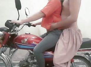 Indian college girl fucked by her boyfriend on bike